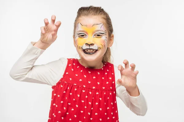 Niedliches Kind mit Tigerschnauze im Gesicht, das beängstigende Gesten zeigt, während es isoliert auf weiß in die Kamera schaut — Stockfoto