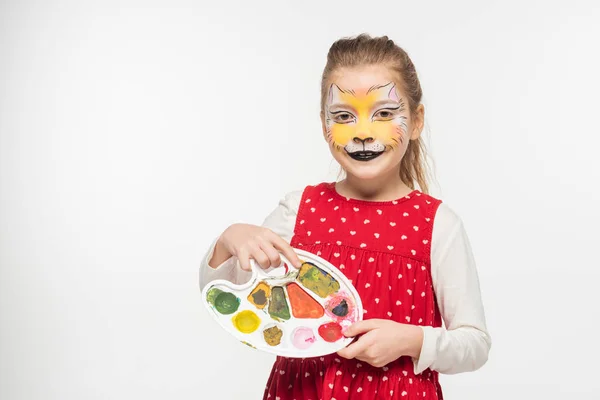Adorable enfant avec tigre muselière peinture sur le visage tenant palette isolé sur blanc — Photo de stock
