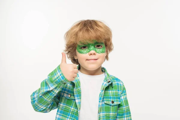 Allegro ragazzo con maschera di geco dipinta sul viso mostrando pollice in su mentre guarda la fotocamera isolata su bianco — Foto stock