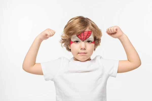 Adorabile ragazzo con maschera da supereroe dipinta sul viso dimostrando potere isolato sul bianco — Foto stock