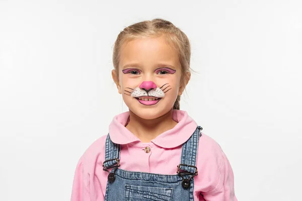 Enfant souriant avec muselière chat peinture sur le visage en regardant la caméra isolée sur blanc — Photo de stock