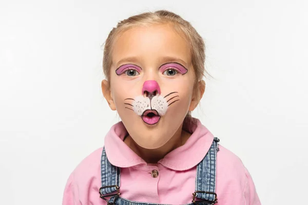 Mignon enfant avec chat muselière peinture sur le visage miaulement tout en regardant caméra isolé sur blanc — Photo de stock