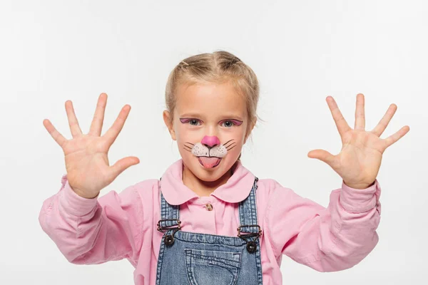 Allegro bambino con muso di gatto pittura sul viso mostrando palme mentre si guarda la fotocamera isolata su bianco — Foto stock