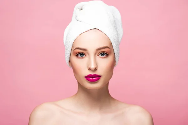 Attraktive junge Frau blickt isoliert auf rosa Kamera — Stockfoto