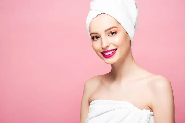 Mulher sorridente em toalha branca na cabeça isolado em rosa — Fotografia de Stock