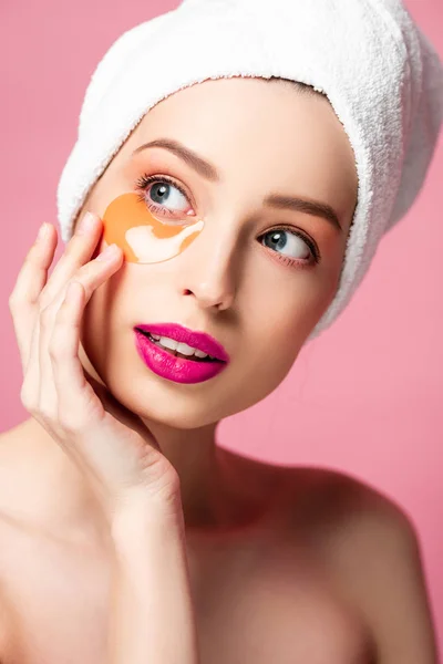 Young naked woman touching eye patch isolated on pink — Stock Photo