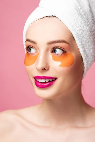 Sourire fille nue avec des patchs pour les yeux isolés sur rose — Photo de stock