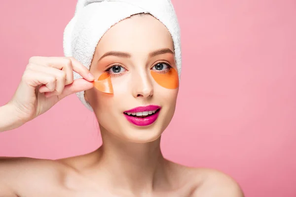 Pretty and naked girl touching eye patch and looking at camera isolated on pink — Stock Photo