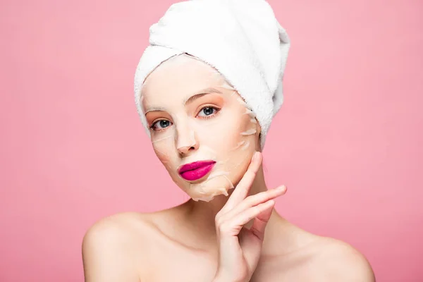 Femme nue en masque hydratant touchant visage isolé sur rose — Photo de stock