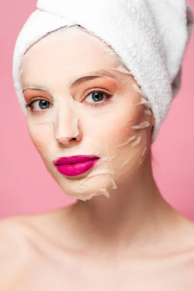 Naked girl in moisturizing face mask looking at camera isolated on pink — Stock Photo