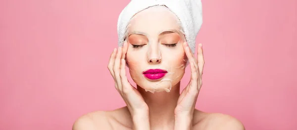 Panoramaaufnahme einer nackten Frau mit feuchtigkeitsspendender Gesichtsmaske mit geschlossenen Augen, isoliert auf rosa — Stockfoto