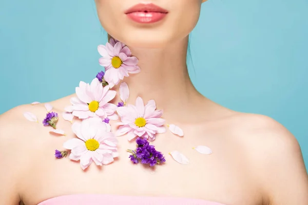 Cropped view of woman with flowers on neck isolated on blue — Stock Photo