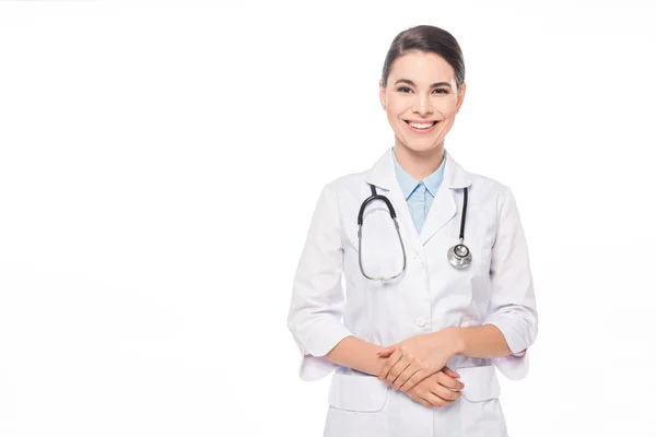 Hermoso médico con estetoscopio sonriendo a la cámara aislada en blanco - foto de stock