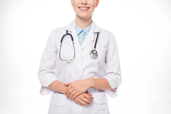 Vista recortada del médico sonriente con estetoscopio aislado en blanco - foto de stock