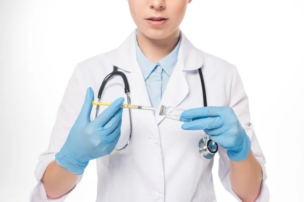 Vue recadrée du médecin ramassant le vaccin en seringue isolée sur blanc — Photo de stock