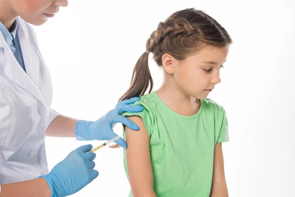 Pédiatre faisant une injection de vaccin à un enfant isolé sur blanc — Photo de stock