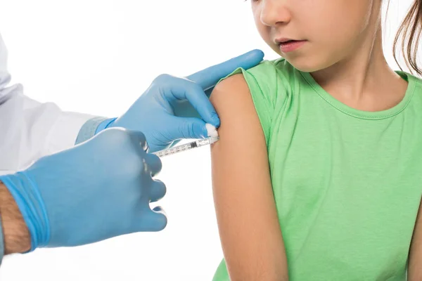 Abgeschnittene Ansicht des Kinderarztes, der Impfstoff in Kinderschulter injiziert, isoliert auf weißem Grund — Stockfoto