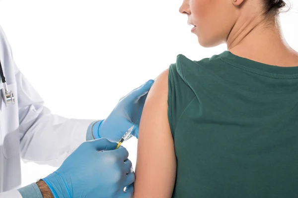 Vista recortada do médico que administra a injeção da vacina a doentes do sexo feminino isoladas em branco — Fotografia de Stock