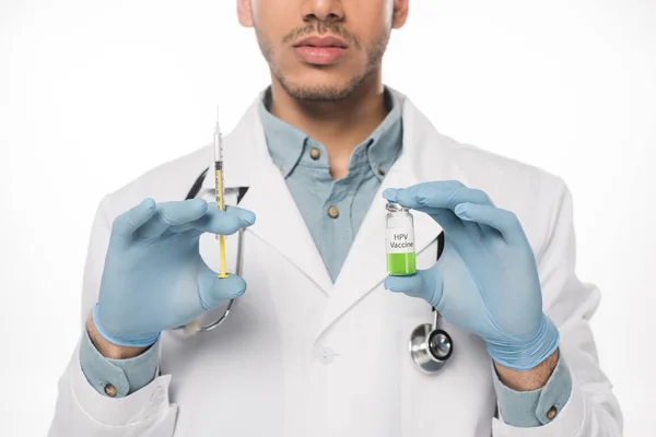 Обрізаний вид лікаря, який тримає вакцину проти к.с. та шприц ізольовано на білому — стокове фото