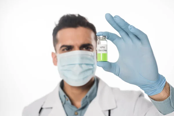 Focus selettivo del medico in maschera medica contenente vaccino hpv isolato su bianco — Foto stock