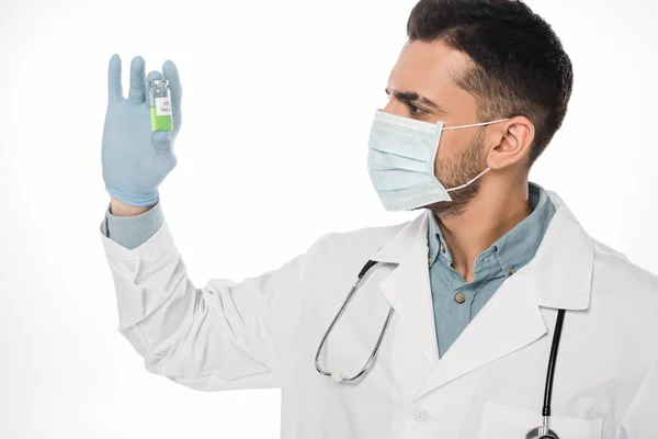 Medico in maschera medica con vaccino hpv isolato su bianco — Foto stock