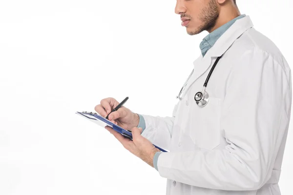 Vista ritagliata del medico con stetoscopio scritto sugli appunti isolato su bianco — Foto stock