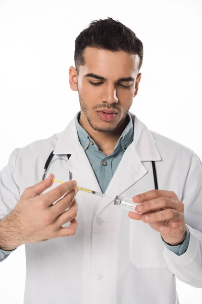 Guapo médico recogiendo la vacuna en jeringa aislada en blanco - foto de stock