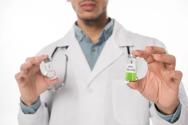 Concentration sélective du médecin qui détient le vaccin contre le VIH isolé sur du blanc — Photo de stock