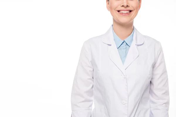 Обрезанный вид улыбающегося доктора в белом халате изолирован на белом — стоковое фото