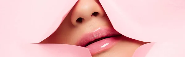 Vista cortada da mulher mostrando lábios cor-de-rosa em papel rasgado, tiro panorâmico — Fotografia de Stock