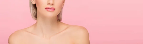 Обрезанный вид обнаженной девушки с идеальной кожей, изолированный на розовый, панорамный снимок — стоковое фото