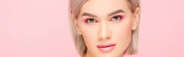 Plan panoramique de jolie fille tendre avec maquillage rose, isolé sur rose — Photo de stock
