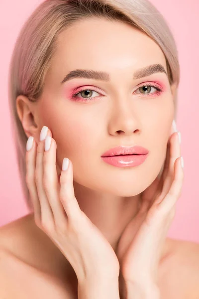 Mulher macia atraente com pele perfeita, isolado em rosa — Fotografia de Stock