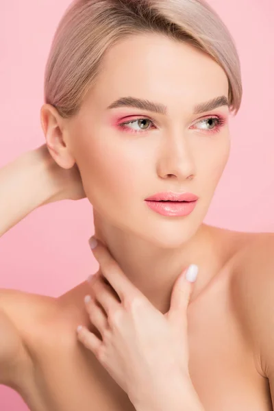 Menina nua bonita com maquiagem rosa, isolado em rosa — Fotografia de Stock