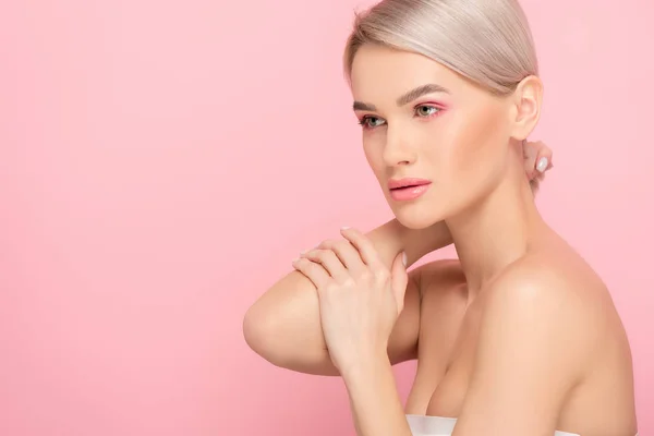 Bela menina loira com maquiagem rosa, isolado em rosa — Fotografia de Stock