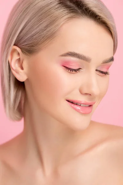 Schöne lächelnde Mädchen mit rosa Make-up, isoliert auf rosa — Stockfoto