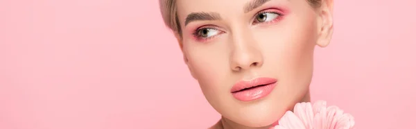 Tiro panorâmico de bela menina concurso com flor rosa, isolado em rosa — Fotografia de Stock