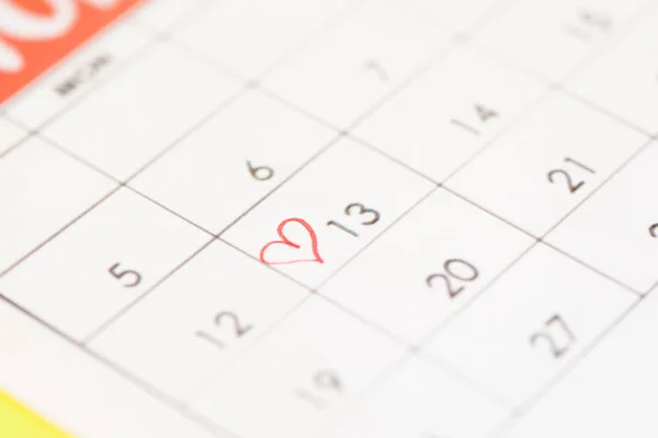 Focus selettivo del calendario con il segno del cuore su sfondo giallo — Foto stock