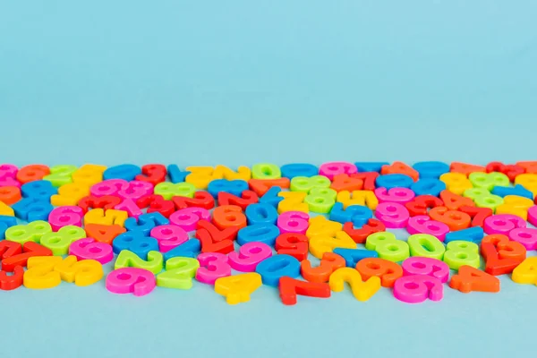Numeri di plastica colorati sulla superficie blu con spazio di copia — Foto stock