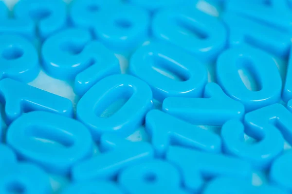 Focus selettivo dei numeri di plastica su sfondo blu — Foto stock