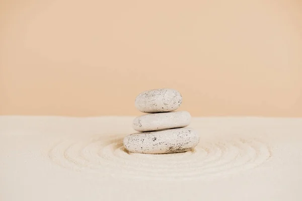 Zen pedras na areia com círculos no fundo bege — Fotografia de Stock