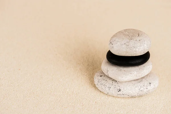 Vue rapprochée des pierres zen sur la surface du sable — Photo de stock