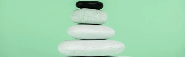Панорамний знімок зі складених каменів дзен ізольовано на зеленому — стокове фото