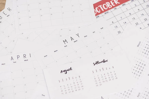 Vue grand angle des calendriers avec bouches sur la surface en bois — Photo de stock