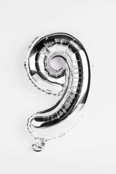 Ballon argenté en forme de neuf chiffres sur fond gris — Photo de stock