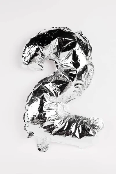 Silberner Ballon in Form von zwei Zahlen auf grauem Hintergrund — Stockfoto
