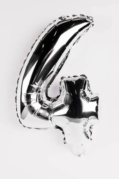 Ballon festif argenté en forme de quatre chiffres sur fond gris — Photo de stock