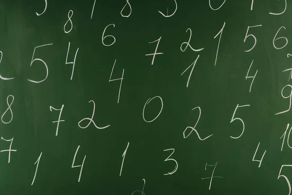 Números aritméticos en pizarra de la escuela verde - foto de stock