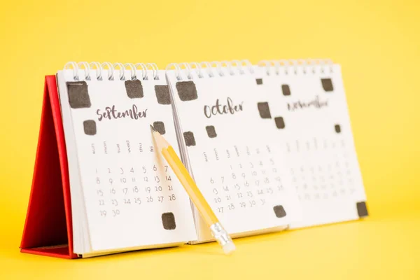 Bleistift neben Kalender mit Septembermonat auf gelbem Hintergrund — Stockfoto