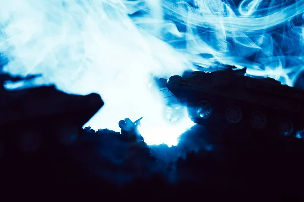 Chars jouets et soldat avec fumée bleue sur fond noir, scène de bataille — Photo de stock